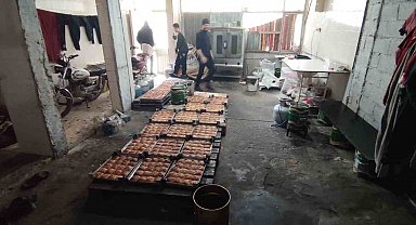 Aranan şahıs için baskın yapılan tatlıcıda hijyen kurallarının hiçe sayıldığı tespit edildi