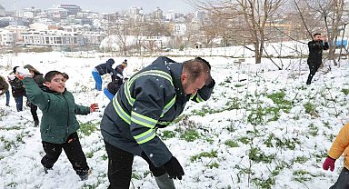 Arnavutköy Belediye Başkanı çocuklarla kartopu oynadı