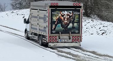Arnavutköy'de beyaza bürünen yolda bir araç yolda kaldı