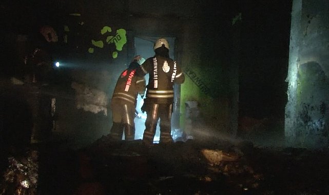 Arnavutköy'de fabrika deposu alev alev yandı