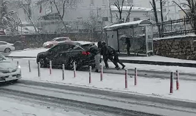 Arnavutköy'de kar yağışında araçlar yolda kaldı, kazalar meydana geldi