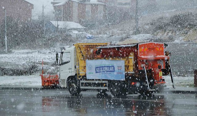 Arnavutköy'de karla mücadele çalışmaları aralıksız sürüyor