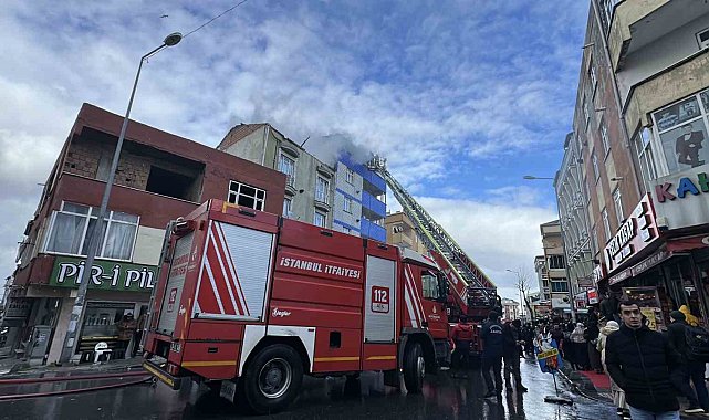 Arnavutköy'de korkutan yangın, çatı alev alev yandı