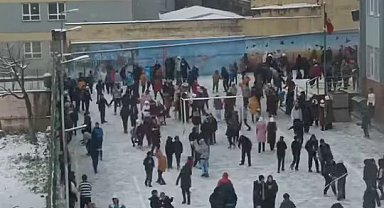 Arnavutköy'de okul bahçesinde çocukların kar sevinci