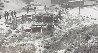 Arnavutköy'de yokuş aşağı kayarak inen araç vatandaşa çarptı