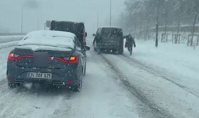 Arnavutköy'de yolda kalan bir araç halat yardımıyla kurtarıldı