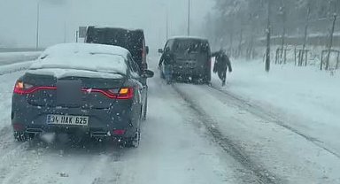 Arnavutköy'de yolda kalan bir araç halat yardımıyla kurtarıldı