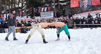 Artvin'de 'Kar Üstünde Karakucak Güreşleri' yapıldı