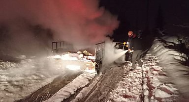 Artvin'de seyir halindeki kamyon alevlere teslim oldu