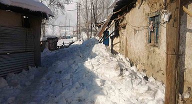 Aşkale'de çatılar kardan çöktü