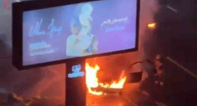 Ataşehir'de alev alan otomobil reklam tabelasına çarptı