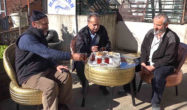 Atıl araba lastiklerinden bahçe oturma takımı yaptı, komşularını ağırlamaya başladı