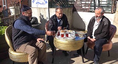 Atıl araba lastiklerinden bahçe oturma takımı yaptı, komşularını ağırlamaya başladı