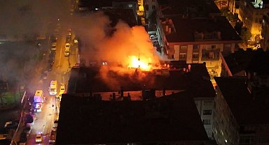 Avcılar'da korkutan çatı yangını havadan görüntülendi