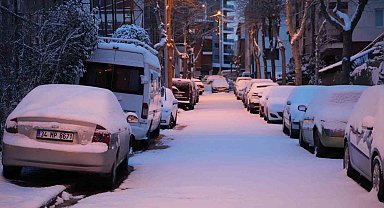 Avcılar'da yoğun yağışın ardından vatandaşlar, karla kaplanan arabalarını temizledi