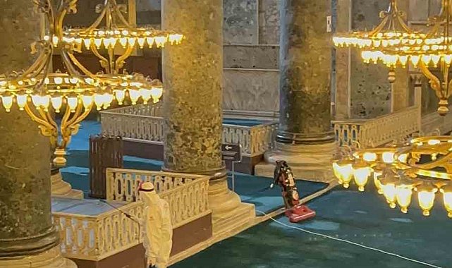 Ayasofya Camii Ramazan ayı öncesi gül suyu ile yıkandı