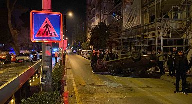 Aydınlatma direğine çarpan otomobil takla attı: 4 yaralı