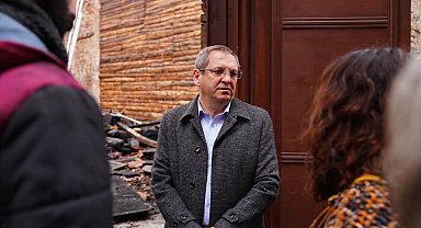 Ayvalık Belediye Başkanı Ergin alevlere teslim olan sanat merkezlerini inceledi