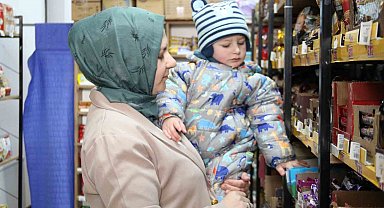 Azimli anne devlet desteği ile açtığı marketi işletip bebeğini reyonlar arasında büyüttü