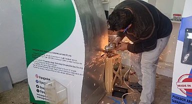 Baba ile oğlu telefon şarj eden geri dönüşüm otomatı yaptı