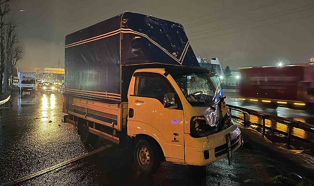 Bahçelievler'de kazaya karışan kamyon sürücüsü yaralandı