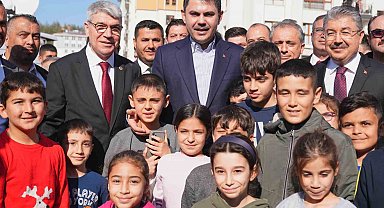 Bakan Kurum Osmaniye'de depremzede ailenin yeni evine konuk oldu