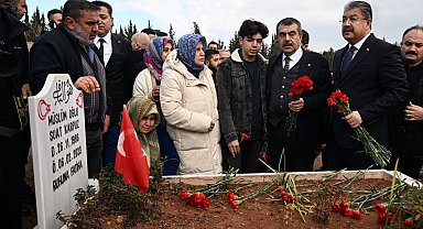 Bakan Tekin, Osmaniye'de deprem şehitliğini ziyaret etti