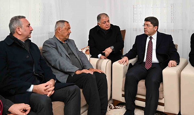 Bakan Tunç, Nurdağı'nda depremzede ailelerle bir araya geldi