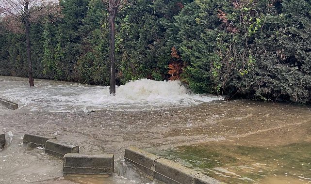 Bakırköy'de su borusu patladı, yol göle döndü