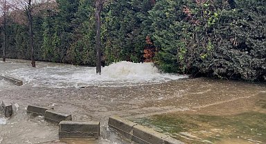 Bakırköy'de su borusu patladı, yol göle döndü