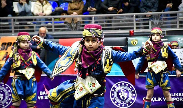 Balıkesir'de Halk oyunları yarışması yapıldı