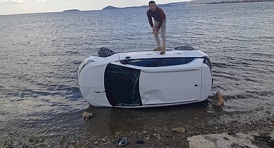 Balıkesir'de virajı alamayan otomobil takla atarak denize düştü