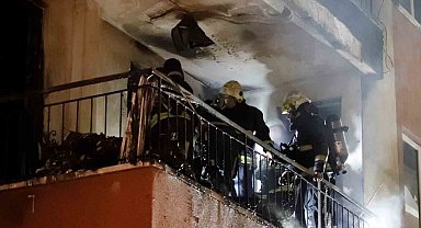 Balkona stoklanan cep telefonu bataryaları bomba gibi patladı, mahalleli sokağa döküldü