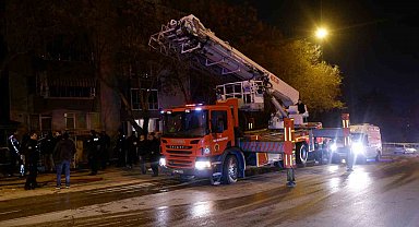 Balkonda çıkan yangın bina sekinlerini sokağa döktü