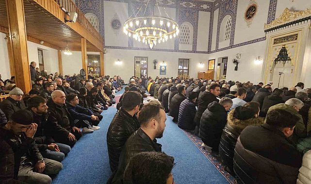 Bandırmalılar Berat Kandili'nde camileri doldurdu