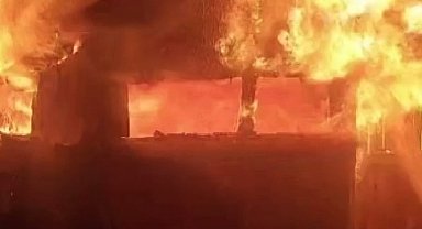 Baraka alev topuna döndü: Mahalleli hortumlarla yangını söndürmeye çalıştı