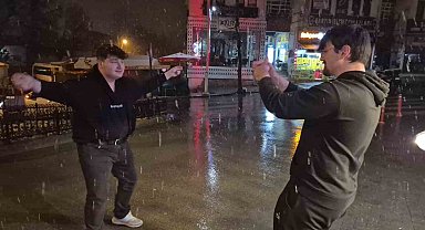 Bartın'da gençler kar yağışını çiftetelli oynayarak kutladı