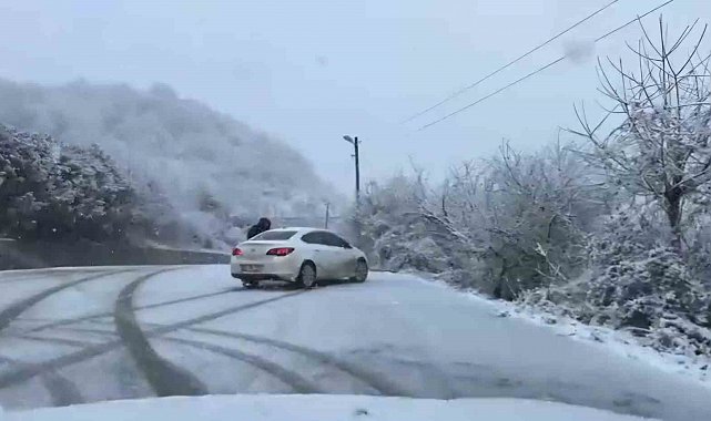Bartın'da kar yağışı sürüyor