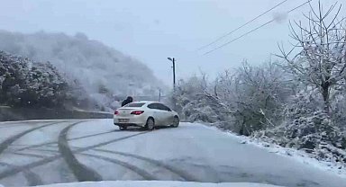 Bartın'da kar yağışı sürüyor