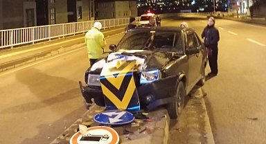 Bartın'da kontrolden çıkan otomobil refüje çıktı