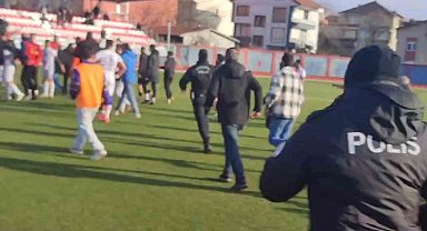 Bartın'da maçın bitiş düdüğüyle saha karıştı
