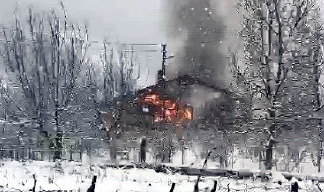 Bartın'da sobadan çıkan kıvılcımlar 2 katlı evi kül etti