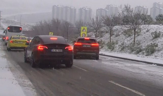 Başakşehir'de beyaza bürünen yolda araçlar yollarda kaldı