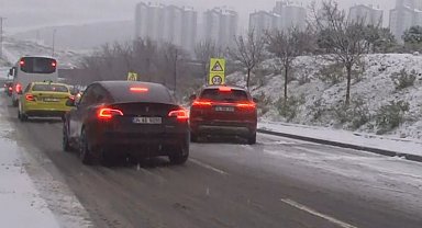 Başakşehir'de beyaza bürünen yolda araçlar yollarda kaldı