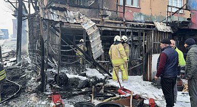 Başakşehir'de lastik dükkanı alev alev yandı, o anlar kamerada