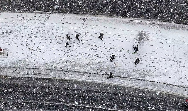 Başakşehir'de öğrencilerin kar sevinci havadan görüntülendi
