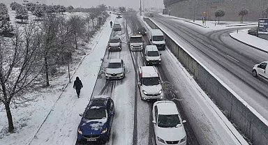 Başakşehir'de sürücülerin zorlu yolculuğu havadan görüntülendi