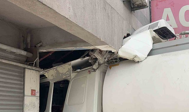 Başakşehir'de tıp merkezinin bulunduğu binaya tanker çarptı