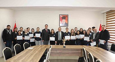 Başarılı sporculara belgelerini verdi