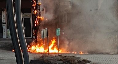 Başkale'de elektrik direği alevlere teslim oldu